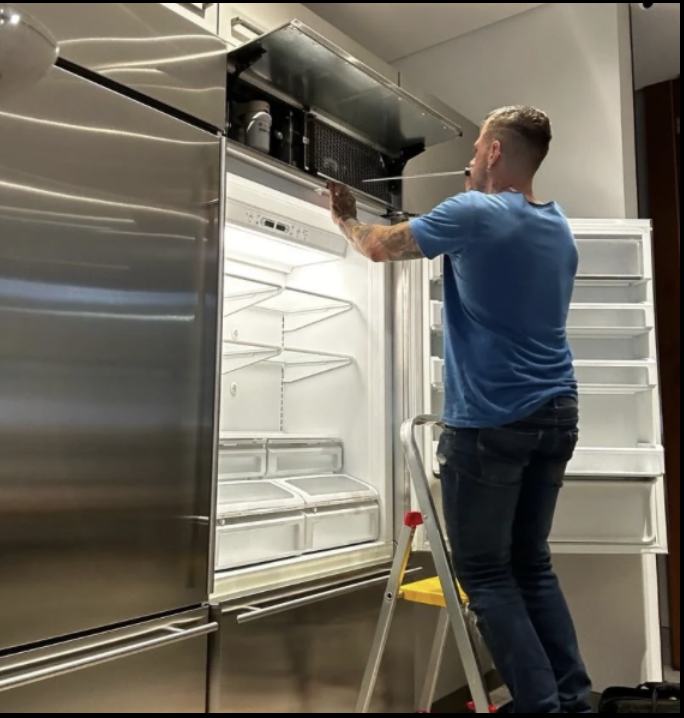 Técnico da Viking em atendimento a um refrigerador importado